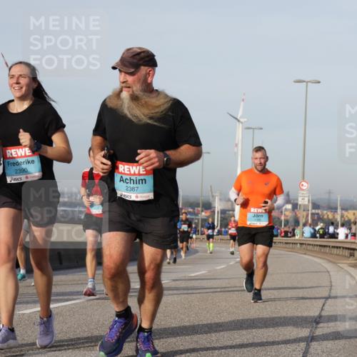 03.10.2026 - Köhlbrandbrückenlauf Yannick Fuchs http://msf.ph/oto/10775265 03.10.2026 09:40:30 Position 2 1639, 2390, 2387 meine-sportfotos.de