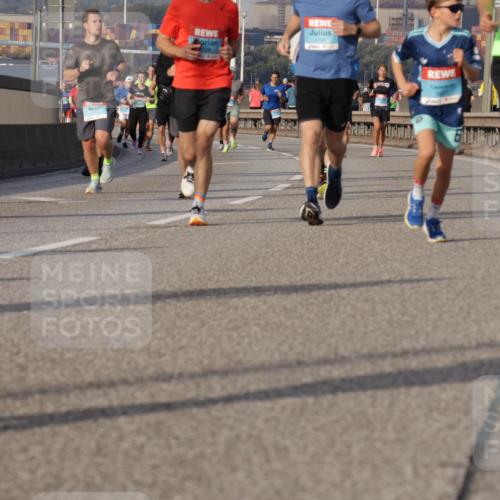 03.10.2026 - Köhlbrandbrückenlauf Yannick Fuchs http://msf.ph/oto/10775615 03.10.2026 09:41:11 Position 2 424, 1109, 1039 meine-sportfotos.de