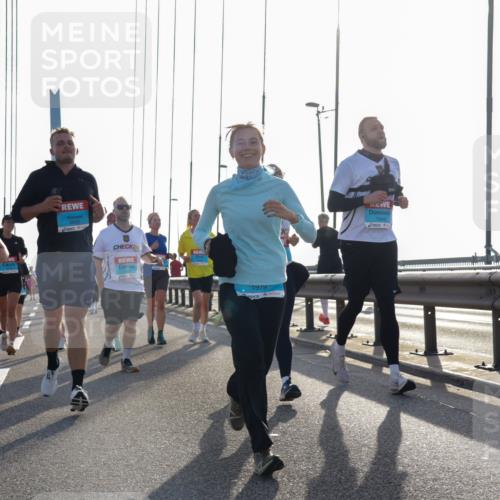 03.10.2026 - Köhlbrandbrückenlauf Yannick Fuchs http://msf.ph/oto/10775891 03.10.2026 09:35:37 Position 1 1980, 3800, 1979 meine-sportfotos.de