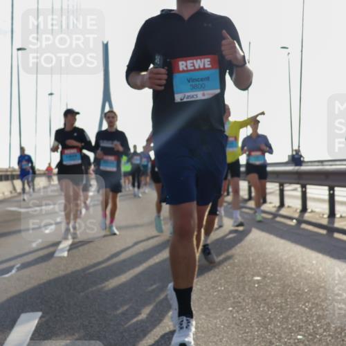03.10.2026 - Köhlbrandbrückenlauf Yannick Fuchs http://msf.ph/oto/10775911 03.10.2026 09:35:38 Position 1 3800, 3722 meine-sportfotos.de
