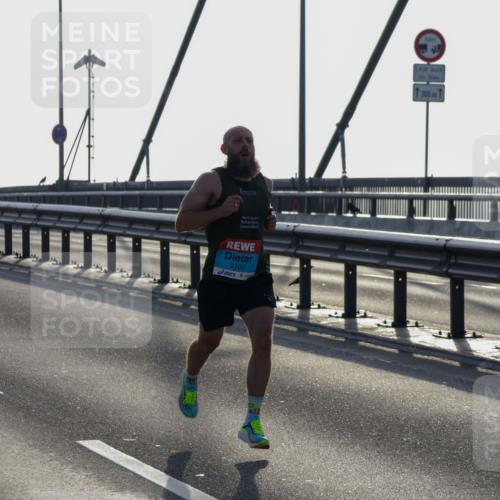 03.10.2026 - Köhlbrandbrückenlauf Yannick Fuchs http://msf.ph/oto/10776169 03.10.2026 09:16:24 Position 1 2100, 300, 1 meine-sportfotos.de