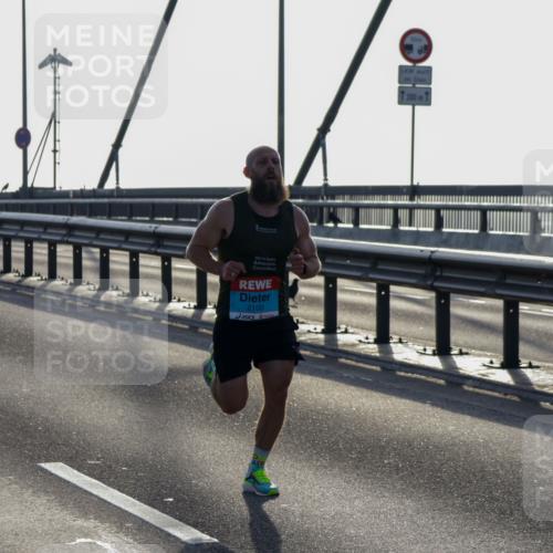 03.10.2026 - Köhlbrandbrückenlauf Yannick Fuchs http://msf.ph/oto/10776172 03.10.2026 09:16:24 Position 1 2100, 300, 1 meine-sportfotos.de