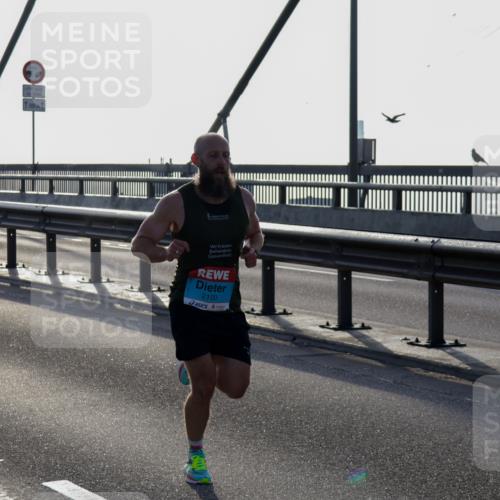 03.10.2026 - Köhlbrandbrückenlauf Yannick Fuchs http://msf.ph/oto/10776177 03.10.2026 09:16:25 Position 1 300, 1, 2100 meine-sportfotos.de