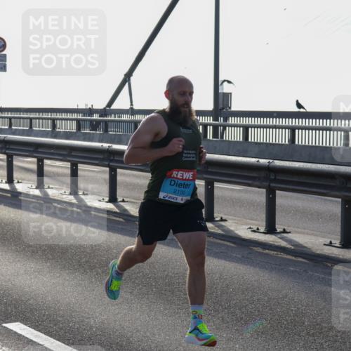 03.10.2026 - Köhlbrandbrückenlauf Yannick Fuchs http://msf.ph/oto/10776180 03.10.2026 09:16:25 Position 1 300, 1, 2100 meine-sportfotos.de