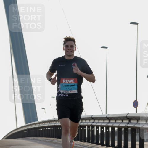 03.10.2026 - Köhlbrandbrückenlauf Yannick Fuchs http://msf.ph/oto/10776225 03.10.2026 09:16:59 Position 1 1773 meine-sportfotos.de