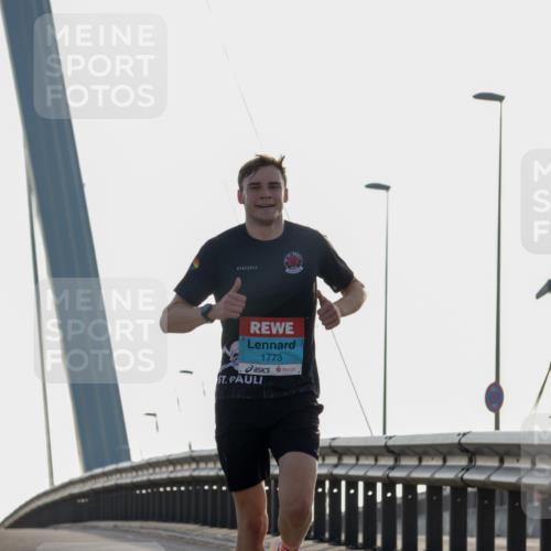 03.10.2026 - Köhlbrandbrückenlauf Yannick Fuchs http://msf.ph/oto/10776227 03.10.2026 09:16:59 Position 1 1773 meine-sportfotos.de