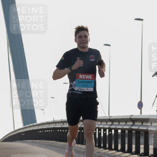 03.10.2026 - Köhlbrandbrückenlauf Yannick Fuchs http://msf.ph/oto/10776230 03.10.2026 09:16:59 Position 1 1773 meine-sportfotos.de