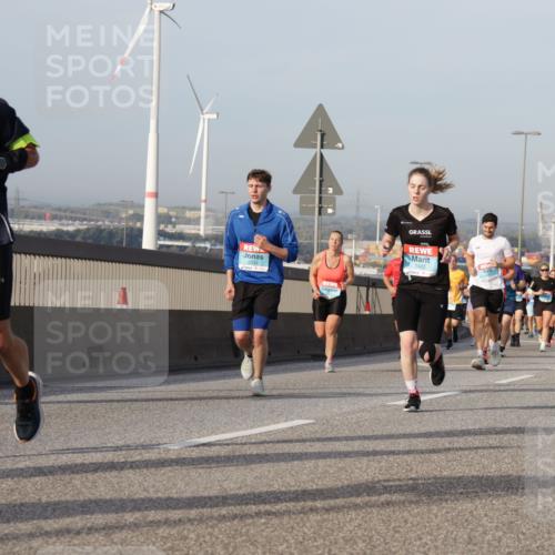 03.10.2026 - Köhlbrandbrückenlauf Yannick Fuchs http://msf.ph/oto/10776304 03.10.2026 09:42:24 Position 2 1645, 2532, 1422 meine-sportfotos.de