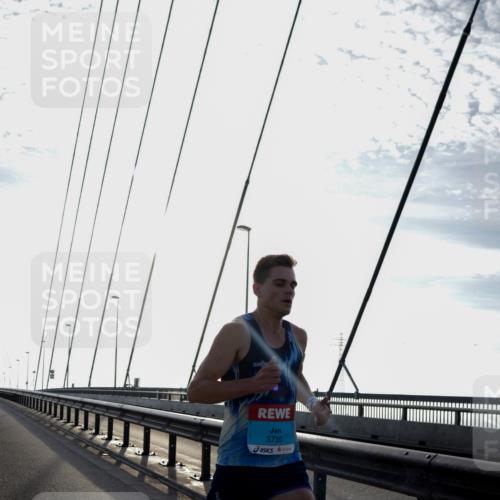 03.10.2026 - Köhlbrandbrückenlauf Yannick Fuchs http://msf.ph/oto/10776431 03.10.2026 09:18:14 Position 1 3735 meine-sportfotos.de