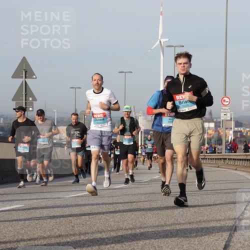 03.10.2026 - Köhlbrandbrückenlauf Yannick Fuchs http://msf.ph/oto/10776569 03.10.2026 09:42:46 Position 2 3751, 1028, 1500, 1031 meine-sportfotos.de