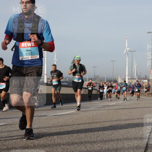 03.10.2026 - Köhlbrandbrückenlauf Yannick Fuchs http://msf.ph/oto/10776620 03.10.2026 09:42:49 Position 2 3757 meine-sportfotos.de