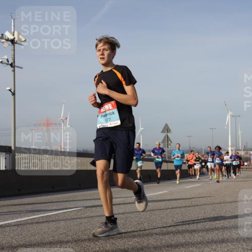 03.10.2026 - Köhlbrandbrückenlauf Yannick Fuchs http://msf.ph/oto/10776822 03.10.2026 09:43:10 Position 2 1072 meine-sportfotos.de