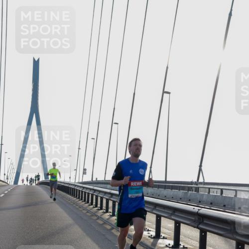 03.10.2026 - Köhlbrandbrückenlauf Yannick Fuchs http://msf.ph/oto/10776825 03.10.2026 09:19:45 Position 1 1825 meine-sportfotos.de