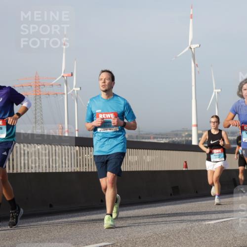 03.10.2026 - Köhlbrandbrückenlauf Yannick Fuchs http://msf.ph/oto/10776861 03.10.2026 09:43:14 Position 2 2515, 3745, 2338 meine-sportfotos.de
