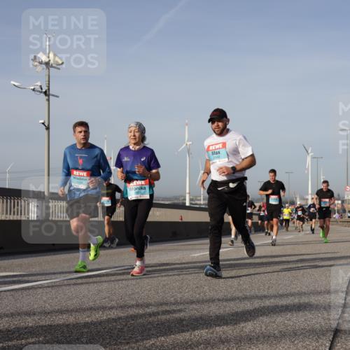 03.10.2026 - Köhlbrandbrückenlauf Yannick Fuchs http://msf.ph/oto/10776917 03.10.2026 09:43:18 Position 2 1019, 2469, 2544 meine-sportfotos.de