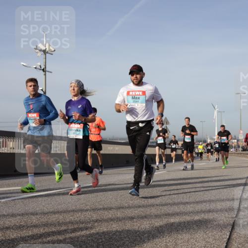 03.10.2026 - Köhlbrandbrückenlauf Yannick Fuchs http://msf.ph/oto/10776923 03.10.2026 09:43:18 Position 2 2469, 2544 meine-sportfotos.de