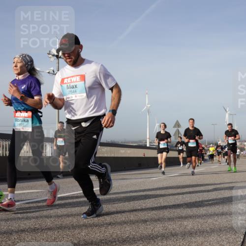 03.10.2026 - Köhlbrandbrückenlauf Yannick Fuchs http://msf.ph/oto/10776929 03.10.2026 09:43:19 Position 2 1019, 2469, 2544 meine-sportfotos.de