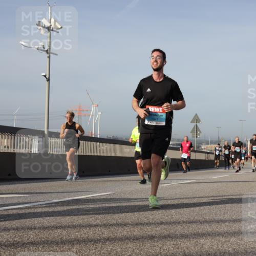 03.10.2026 - Köhlbrandbrückenlauf Yannick Fuchs http://msf.ph/oto/10777260 03.10.2026 09:43:43 Position 2 1047 meine-sportfotos.de
