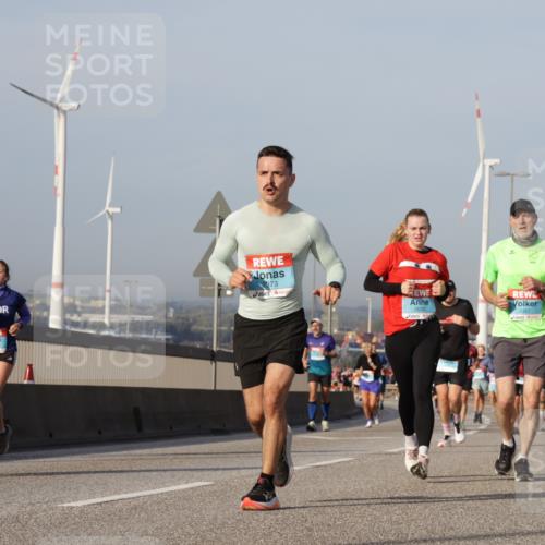 03.10.2026 - Köhlbrandbrückenlauf Yannick Fuchs http://msf.ph/oto/10777515 03.10.2026 09:44:03 Position 2 2973, 2630 meine-sportfotos.de