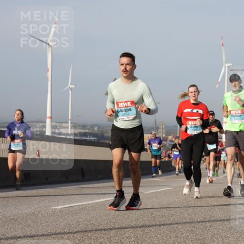 03.10.2026 - Köhlbrandbrückenlauf Yannick Fuchs http://msf.ph/oto/10777519 03.10.2026 09:44:03 Position 2 2973, 3367 meine-sportfotos.de