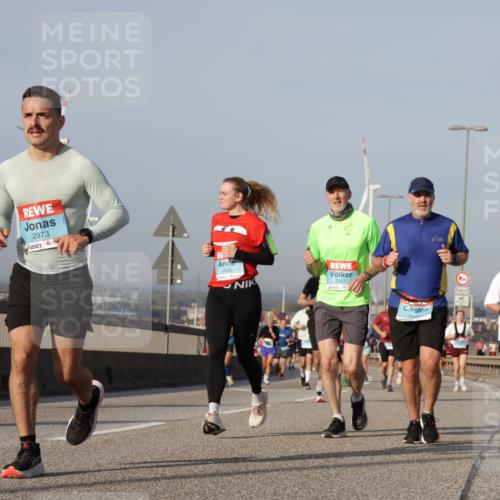 03.10.2026 - Köhlbrandbrückenlauf Yannick Fuchs http://msf.ph/oto/10777529 03.10.2026 09:44:04 Position 2 2973, 2630, 3367 meine-sportfotos.de