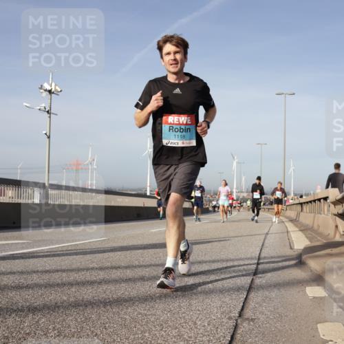 03.10.2026 - Köhlbrandbrückenlauf Yannick Fuchs http://msf.ph/oto/10777794 03.10.2026 09:44:23 Position 2 1118 meine-sportfotos.de
