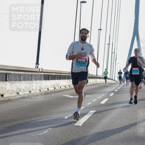 03.10.2026 - Köhlbrandbrückenlauf Yannick Fuchs http://msf.ph/oto/10778091 03.10.2026 09:22:17 Position 1 1066, 2133, 2235 meine-sportfotos.de