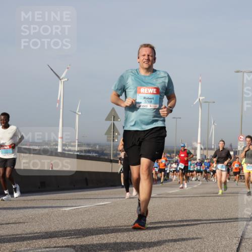 03.10.2026 - Köhlbrandbrückenlauf Yannick Fuchs http://msf.ph/oto/10778220 03.10.2026 09:44:55 Position 2 3768 meine-sportfotos.de