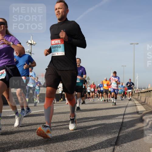 03.10.2026 - Köhlbrandbrückenlauf Yannick Fuchs http://msf.ph/oto/10778406 03.10.2026 09:45:14 Position 2 2510, 8 meine-sportfotos.de