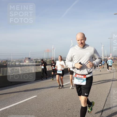 03.10.2026 - Köhlbrandbrückenlauf Yannick Fuchs http://msf.ph/oto/10778536 03.10.2026 09:45:27 Position 2 2377 meine-sportfotos.de