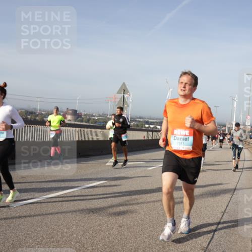 03.10.2026 - Köhlbrandbrückenlauf Yannick Fuchs http://msf.ph/oto/10778666 03.10.2026 09:45:43 Position 2 2563, 2511, 44 meine-sportfotos.de