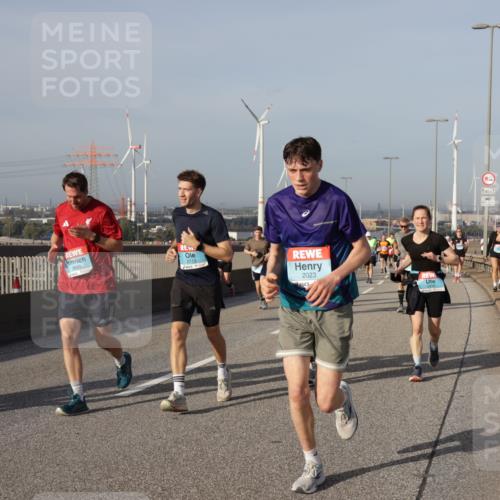 03.10.2026 - Köhlbrandbrückenlauf Yannick Fuchs http://msf.ph/oto/10778770 03.10.2026 09:45:51 Position 2 2695, 2713, 2023, 2315 meine-sportfotos.de