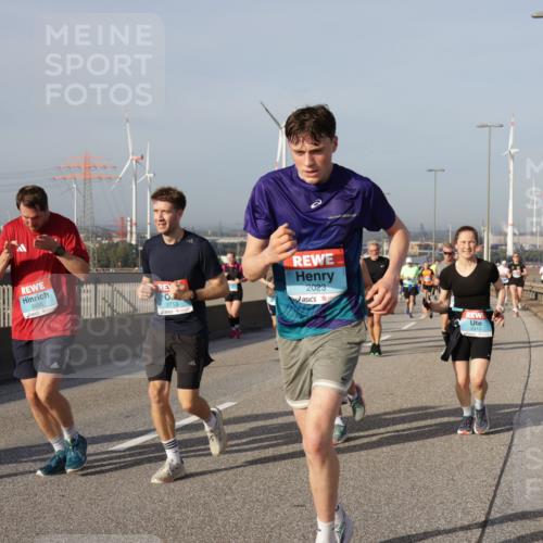 03.10.2026 - Köhlbrandbrückenlauf Yannick Fuchs http://msf.ph/oto/10778772 03.10.2026 09:45:51 Position 2 2695, 0, 2713, 2023, 500 meine-sportfotos.de