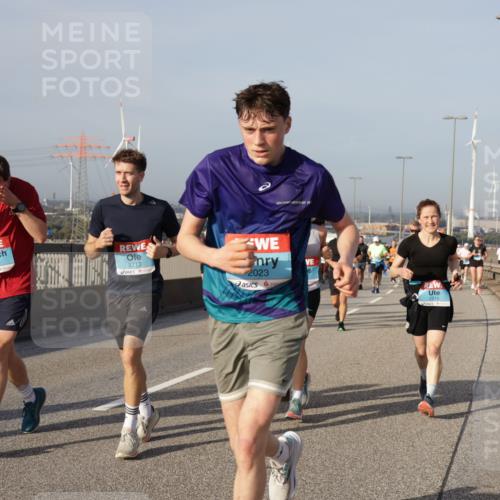 03.10.2026 - Köhlbrandbrückenlauf Yannick Fuchs http://msf.ph/oto/10778776 03.10.2026 09:45:52 Position 2 2695, 2713, 2023, 500 meine-sportfotos.de
