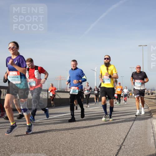 03.10.2026 - Köhlbrandbrückenlauf Yannick Fuchs http://msf.ph/oto/10778894 03.10.2026 09:46:02 Position 2 2567, 2688, 2413 meine-sportfotos.de