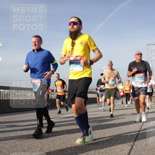 03.10.2026 - Köhlbrandbrückenlauf Yannick Fuchs http://msf.ph/oto/10778907 03.10.2026 09:46:03 Position 2 2413, 3019, 2502 meine-sportfotos.de