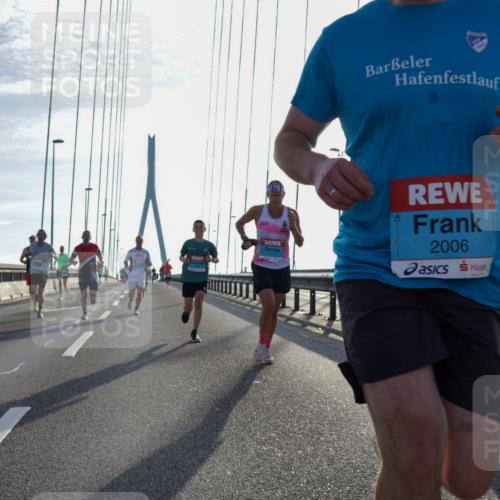 03.10.2026 - Köhlbrandbrückenlauf Yannick Fuchs http://msf.ph/oto/10779450 03.10.2026 09:24:38 Position 1 2006, 2381 meine-sportfotos.de