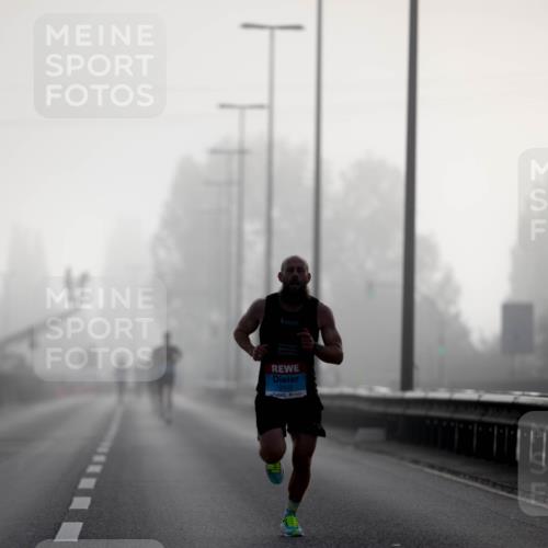 03.10.2026 - Köhlbrandbrückenlauf Michael Strokosch http://msf.ph/oto/10803749 03.10.2026 09:10:24 Position 3 2100 meine-sportfotos.de