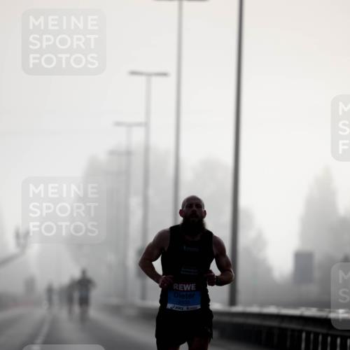 03.10.2026 - Köhlbrandbrückenlauf Michael Strokosch http://msf.ph/oto/10803751 03.10.2026 09:10:25 Position 3 2100 meine-sportfotos.de