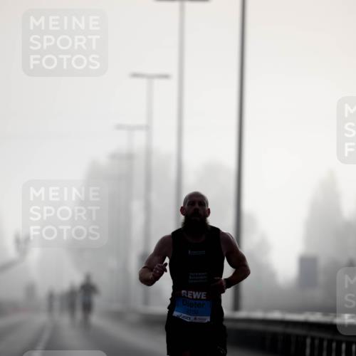 03.10.2026 - Köhlbrandbrückenlauf Michael Strokosch http://msf.ph/oto/10803752 03.10.2026 09:10:25 Position 3 2100 meine-sportfotos.de