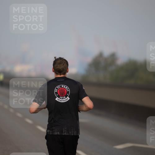 03.10.2026 - Köhlbrandbrückenlauf Michael Strokosch http://msf.ph/oto/10803776 03.10.2026 09:10:49 Position 3 1910 meine-sportfotos.de