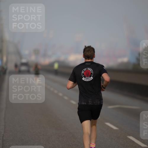 03.10.2026 - Köhlbrandbrückenlauf Michael Strokosch http://msf.ph/oto/10803778 03.10.2026 09:10:50 Position 3 1910 meine-sportfotos.de
