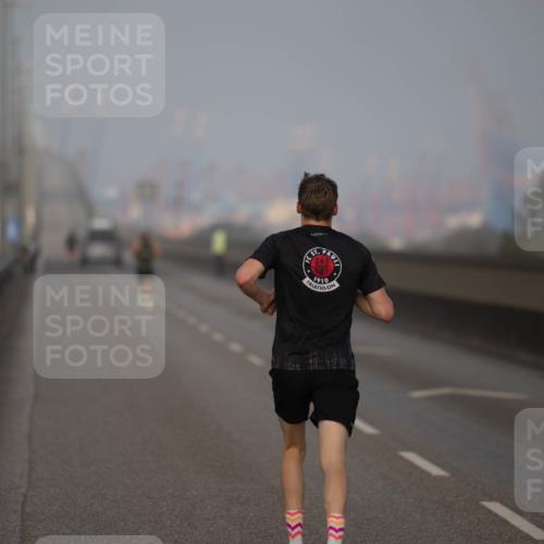 03.10.2026 - Köhlbrandbrückenlauf Michael Strokosch http://msf.ph/oto/10803779 03.10.2026 09:10:50 Position 3  meine-sportfotos.de