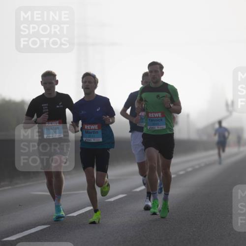 03.10.2026 - Köhlbrandbrückenlauf Michael Strokosch http://msf.ph/oto/10803795 03.10.2026 09:11:07 Position 3 2026, 2106, 2111, 2043 meine-sportfotos.de