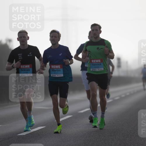 03.10.2026 - Köhlbrandbrückenlauf Michael Strokosch http://msf.ph/oto/10803797 03.10.2026 09:11:08 Position 3 2026, 2106, 2111, 2043 meine-sportfotos.de