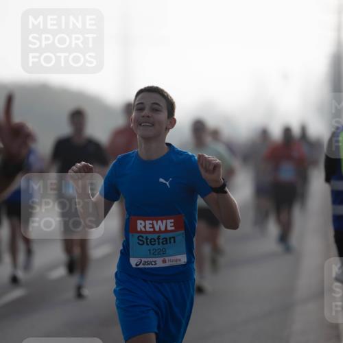 03.10.2026 - Köhlbrandbrückenlauf Michael Strokosch http://msf.ph/oto/10803902 03.10.2026 09:16:28 Position 3 1229 meine-sportfotos.de