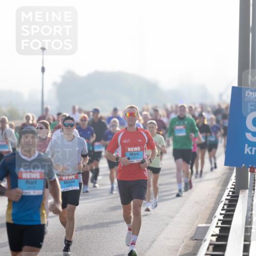 03.10.2026 - Köhlbrandbrückenlauf Michael Strokosch http://msf.ph/oto/10804006 03.10.2026 09:23:57 Position 3 164, 2781, 2971, 9 meine-sportfotos.de