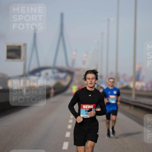 03.10.2026 - Köhlbrandbrückenlauf Michael Strokosch http://msf.ph/oto/10804071 03.10.2026 09:40:39 Position 3 21 meine-sportfotos.de