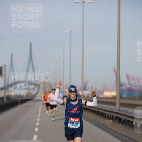 03.10.2026 - Köhlbrandbrückenlauf Michael Strokosch http://msf.ph/oto/10804080 03.10.2026 09:40:46 Position 3 2130 meine-sportfotos.de