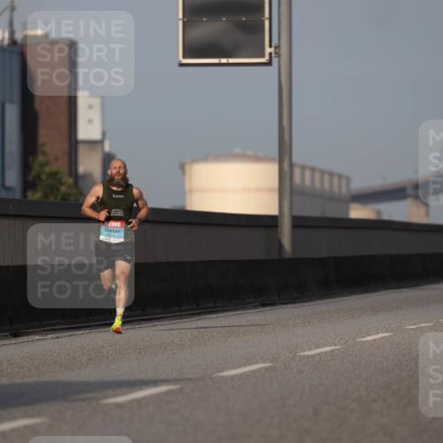 03.10.2026 - Köhlbrandbrückenlauf Michael Strokosch http://msf.ph/oto/10806039 03.10.2026 09:32:09 Position 3 2100 meine-sportfotos.de